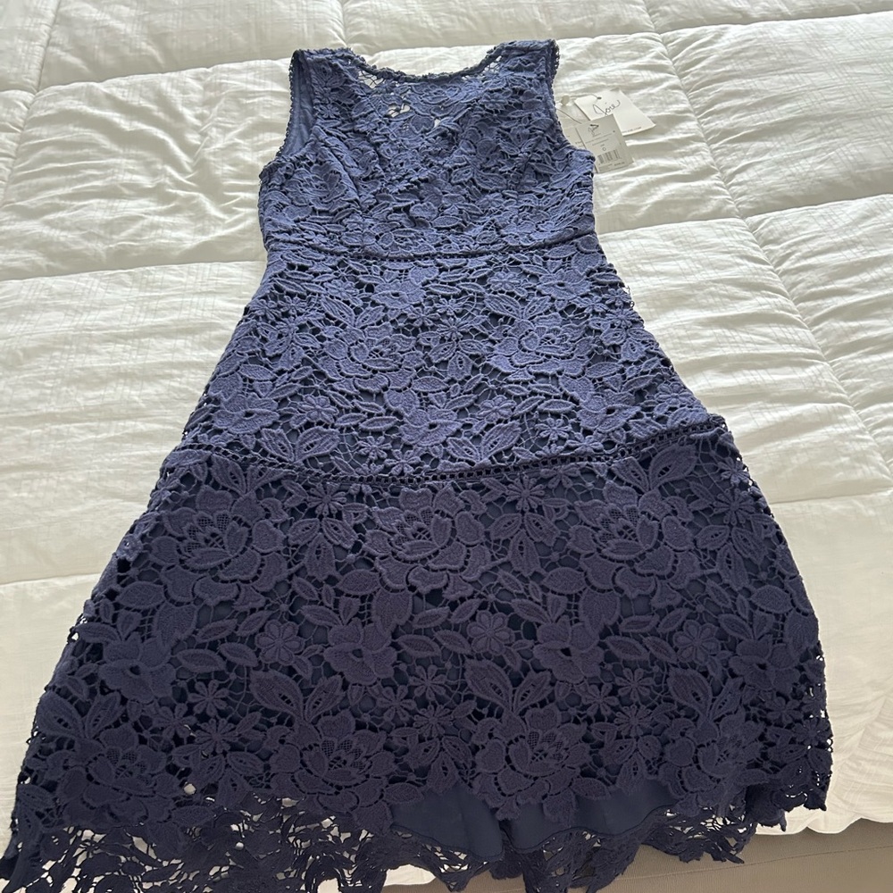 JOIE. navy lace midi cocktail dress with keyhole back. Size 0. NWT
